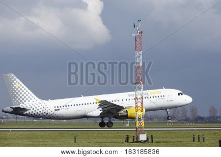 Amsterdam Airport Schiphol - Vueling Airbus A320 Lands