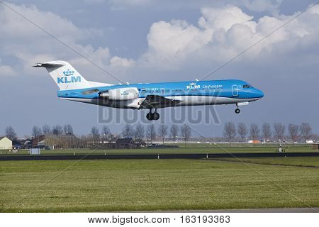 Amsterdam Airport Schiphol - Klm Cityhopper Fokker 70 Lands