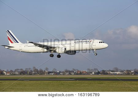 Amsterdam Airport Schiphol - Air France Airbus A321 Lands