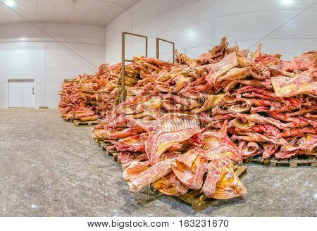 Storage of frozen raw meat at a meat factory