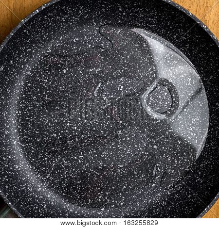 Poured the oil in a frying pan. top view