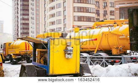 Emergency Workers Rush Eliminate Technical Service Sewage On The Streets, With The Support Of Specia