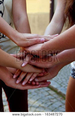 Girls gang is back together ... Reconciliation and common greeting.