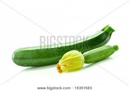 zwei Cukini, isolated on white