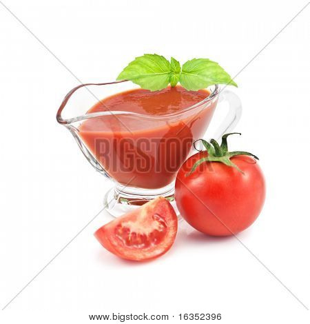 sauce tomate avec basilic feuilles isolées