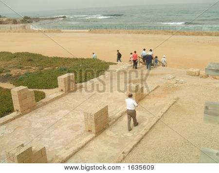 Toeristen verlaten historische plaats / gaan naar het strand