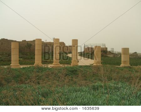 Sloupce s různými výškami v Caesarea.Ruins. Tvar