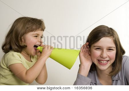 通信にチューブを使用して 2 つの女の子