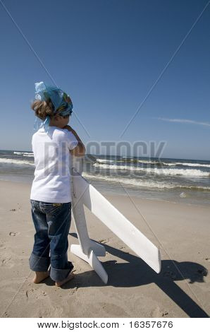 小女孩玩飞机模型