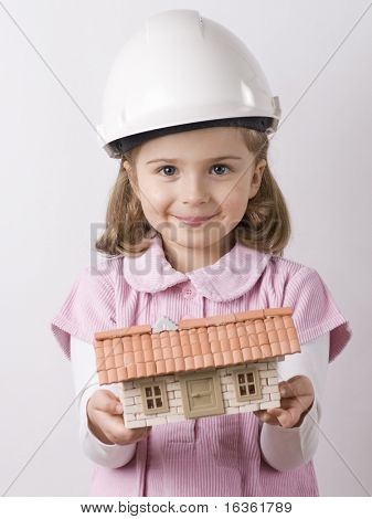 Mała dziewczynka i dom w budowie