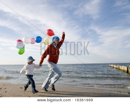 Jugar con globos de colores