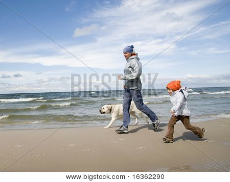 Leger på stranden
