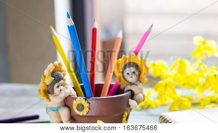 Blue pencil represented the outstanding and unique The difference The art art accessories