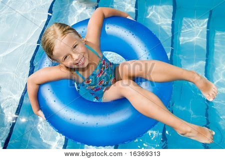 Ragazzina giocando in piscina