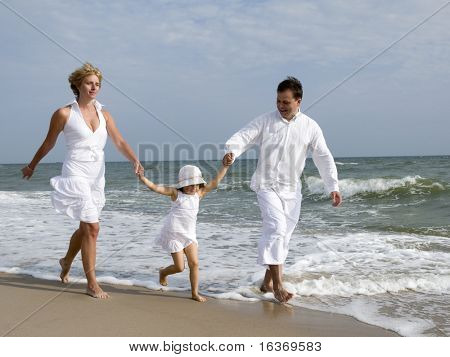Happy summer vacation - famiglia giocando sulla spiaggia