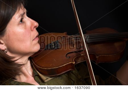 Mid-Age donna giocando Violon Over nero