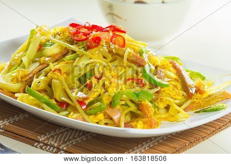 a chinese cuisine photo of fried noodles