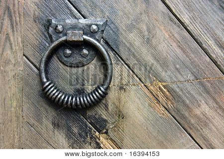 旧生锈门把手和原木门