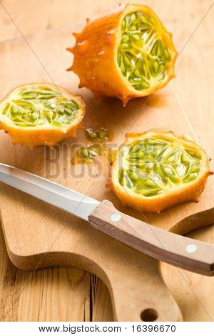 식탁에서 맛 있는 kiwano 과일