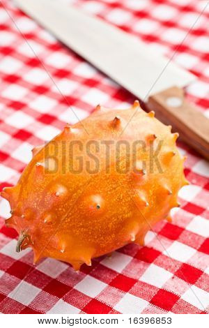 식탁에서 맛 있는 kiwano 과일