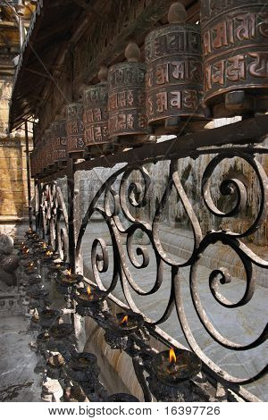 Gebetsmühlen im buddhistischen Tempel