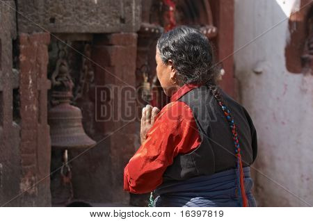 Betende Frau in buddhistischer Tempel