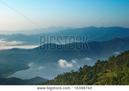 Východ slunce v Himalájích, Pokhara město a Fewa jezero, Nepál