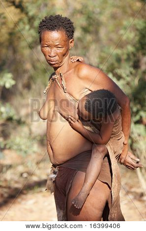 Bushmans nativo nel deserto del Kalahari, Namibia