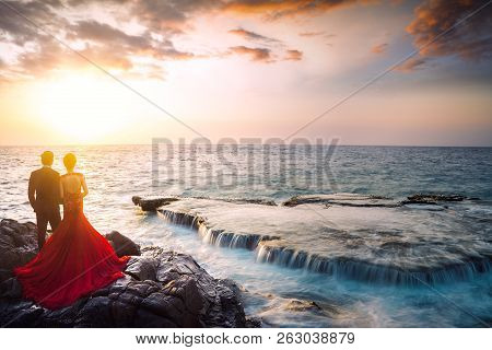 Pre Wedding Couple And Amazing Landscape When The Waves On A Large Rock And Make An Wonderful Waterf