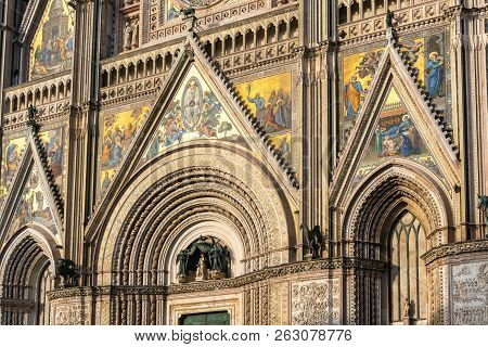 Orvieto,italy-april 28,2018:tourists Visit The City Of Orvieto And Its Cathedral During A Sunny Day