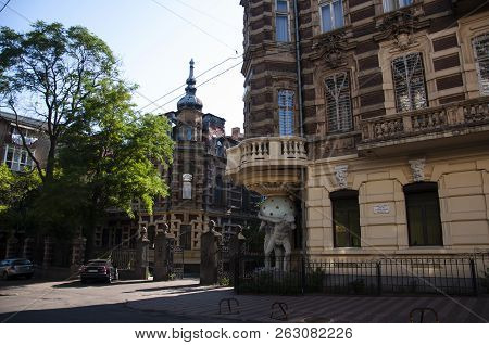 Odessa, South Of Ukraine, Deribasovskaya Street, July 10, 2018. Walking On The City Streets In Summe