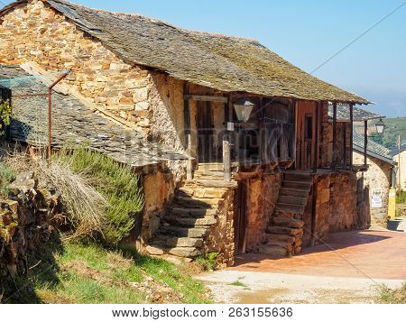 A Charming Traditional House Waiting For Renovation - Riego De Ambros, Castile And Leon, Spain, 25 S