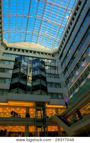 Blå taket inne i ett köpcentrum