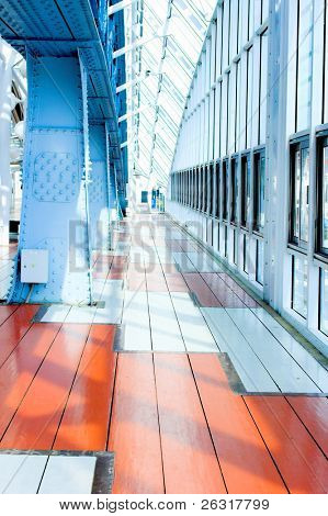 Costruzioni metalliche sul ponte blu
