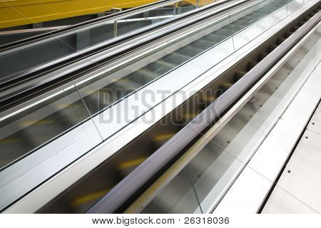 Spostare la scala mobile nel centro ufficio moderno