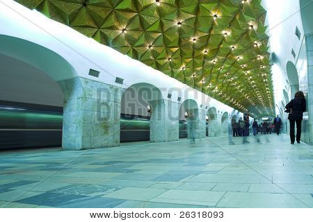 publikum venter på toget på platformen i metroen