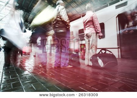 træne på platformen i metroen og folk crowd