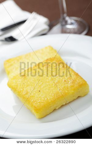 Dva plátky polenta na bílé desce