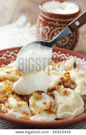 Pierogi z puree ziemniaczanym i uprażoną cebulką na rustykalne płytki