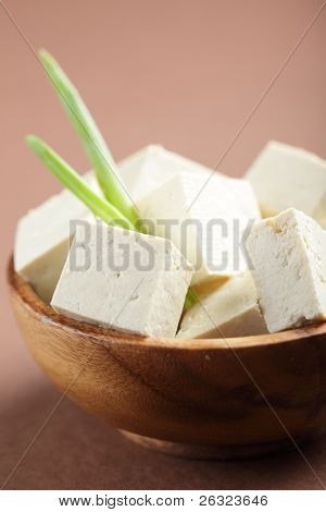 Tofu a dadini nella ciotola in legno