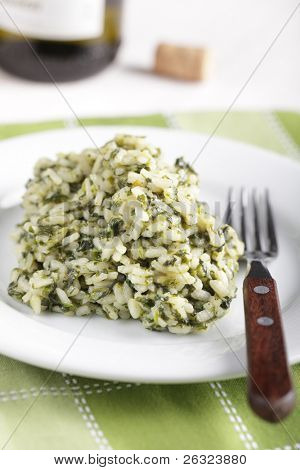 Risotto z szpinak na białym talerzu