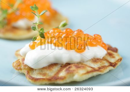 Blinis con panna acida e caviale rosso
