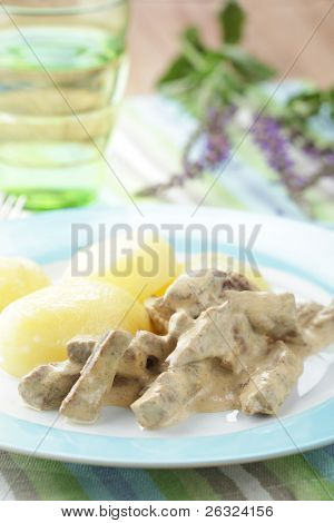 Hovězí Stroganoff s vařenými brambory na talíř closeup