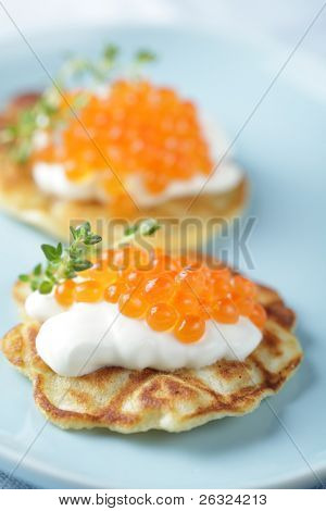 Blinis con panna acida e caviale rosso