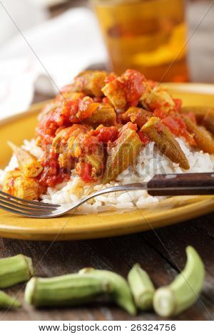Ragù con carne di pollo e okra