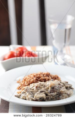 CEP cogumelos no creme de leite com mingau de trigo sarraceno