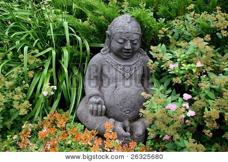 Contemplando as estátuas de Buda no jardim