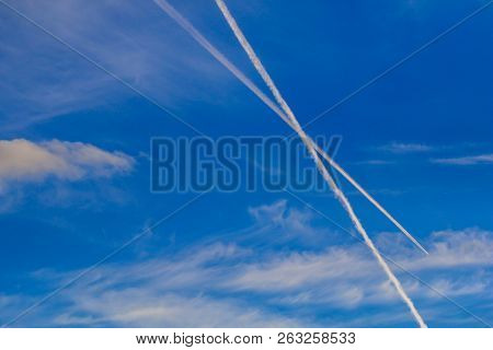 Trace Of The Airplane In The Sky; Lidmašīnas Zilajās Debesīs Atstāj Aiz Sevis Lidojuma P