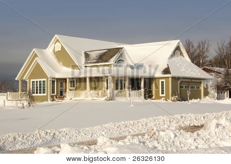 Una casa contemporanea ricoperta di neve appena caduta.