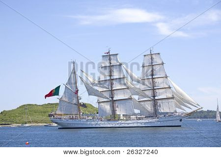 哈利法克斯、 新斯科舍省-6 月 20 日： Sagres，葡萄牙轻舟帆过去的 Halif 在乔治的小岛